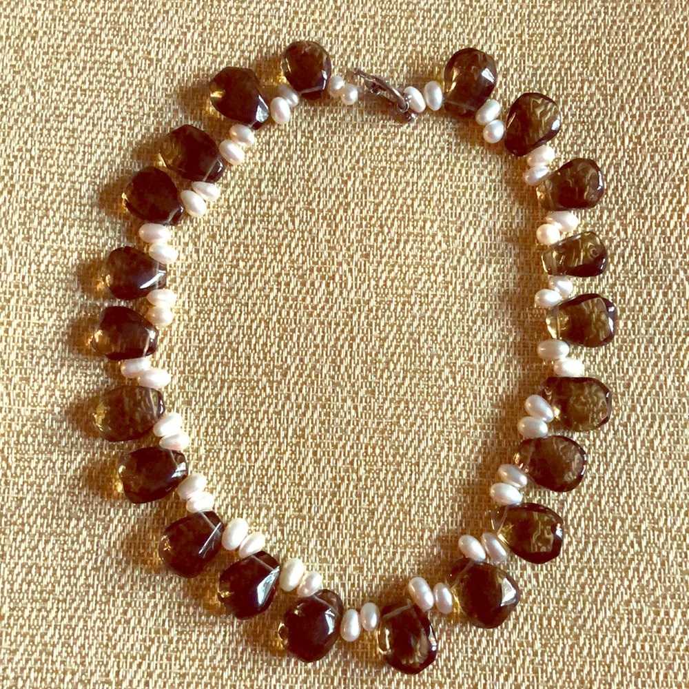 Beautiful quartz and freshwater pearl necklace